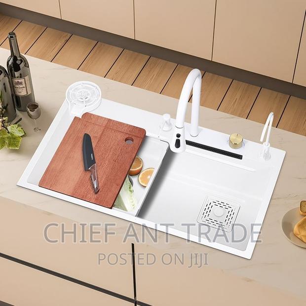 Waterfall Kitchen Sink White · Photo 4