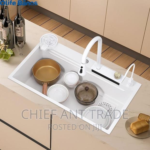 Waterfall Kitchen Sink White · Photo 6