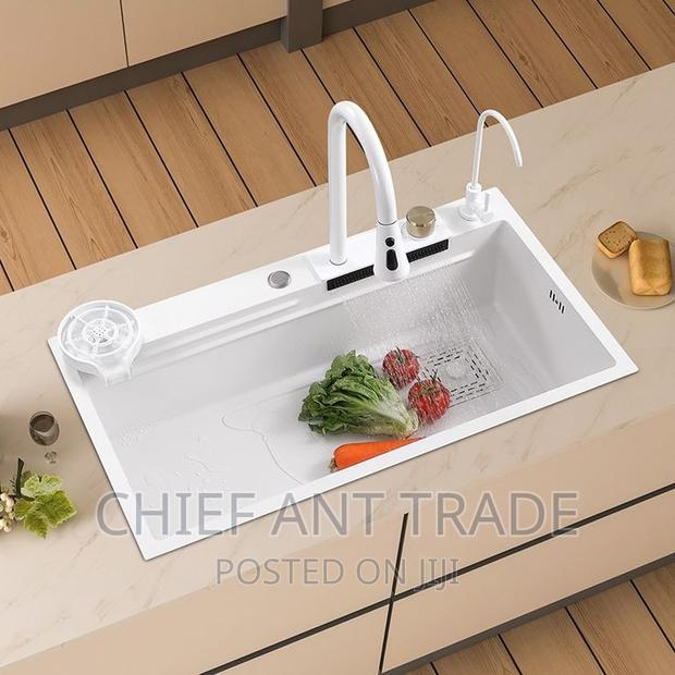 Waterfall Kitchen Sink White · Photo 2