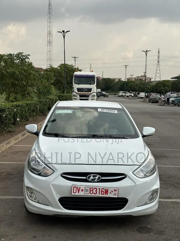 Hyundai Accent SE Sedan 2017 White · Photo 1