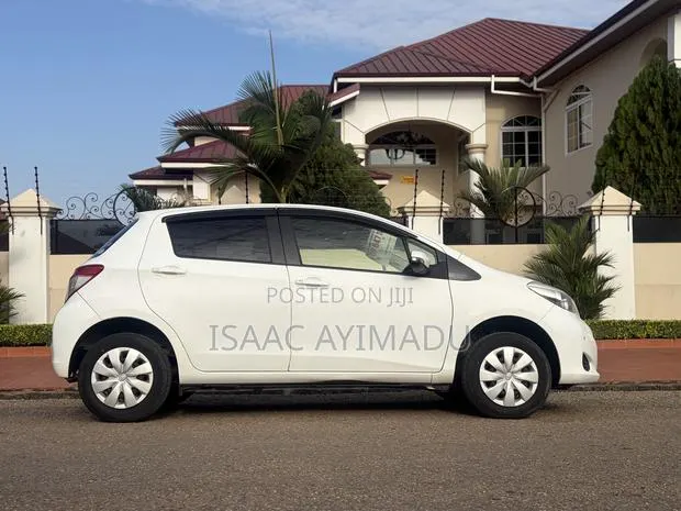 Toyota Vitz 2012 White · Photo 1
