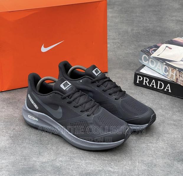 Nike Runner Sneaker · Photo 1