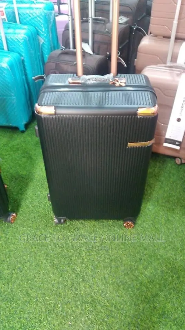 Medium Size Suitcase · Photo 1