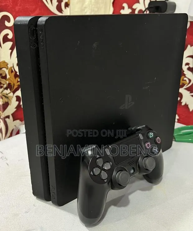 PS4 Slim With 4 Games · Photo 1
