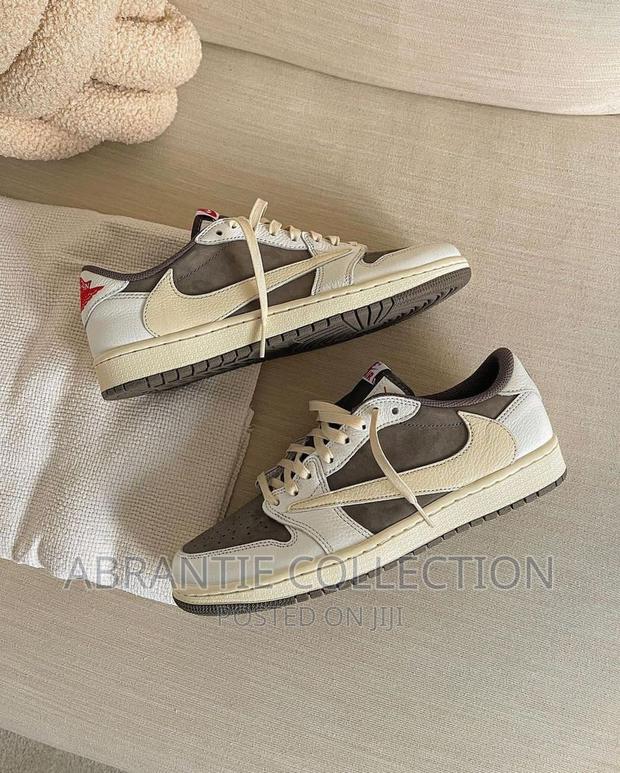 Air Jordan Retro 1 X Travis Scott Reverse Mocha · Photo 1