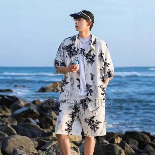 Men's Short-Sleeved Suit, T-Shirt + Shorts Suit · Photo 1
