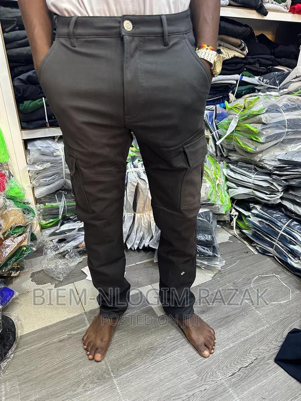 Original Cargo Pants Available in Stock · Photo 3