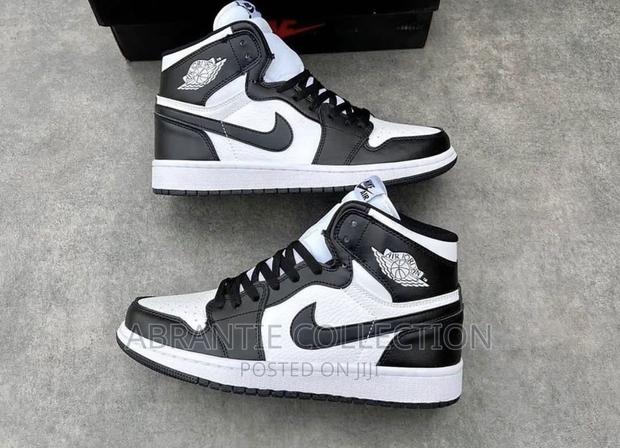Air Jordan Retro 1 Black/White · Photo 2