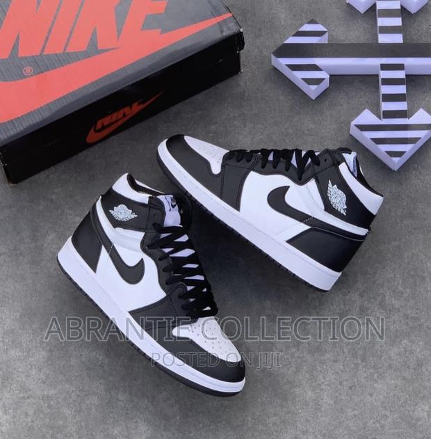 Air Jordan Retro 1 Black/White · Photo 1