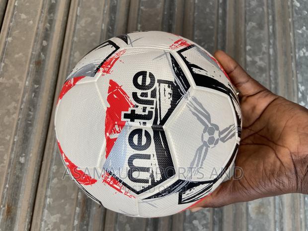 Original Football Suitable for All Pitch at Cool Price · Photo 8