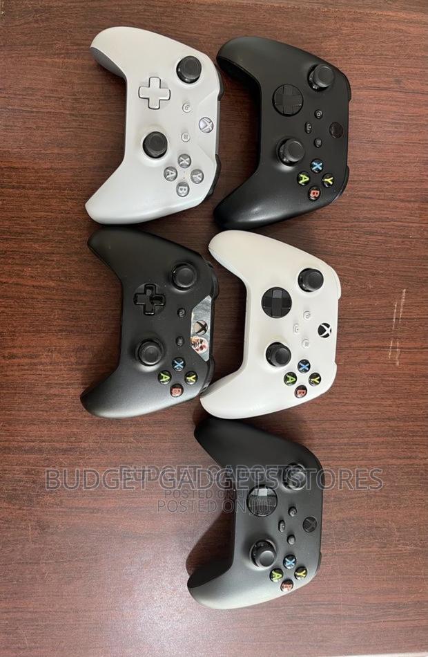 Xbox Series X Controllers · Photo 1