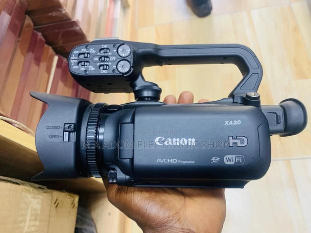 Canon Xa20 Professional Video Camera With Wi-Fi Inbuilt · Photo 2