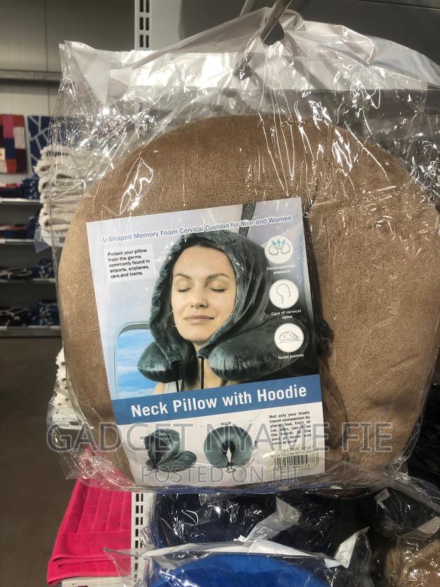 Travel Neck Pillow With Hoodie · Photo 1