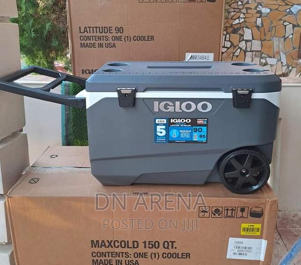 Igloo 90quart Roller Ice Chest · Photo 4