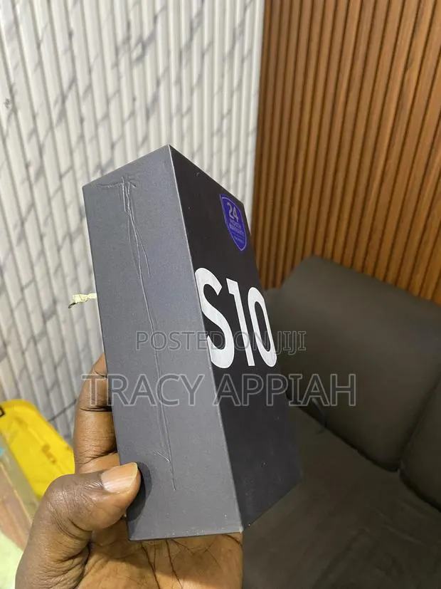New Samsung Galaxy S10 128 GB Black · Photo 1