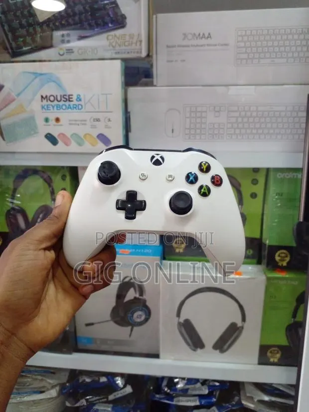 Used Xbox ONE S Gaming Controller · Photo 2