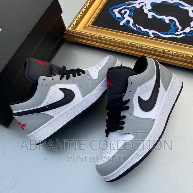 Air Jordan 1 Low Light Smoke Gray · Photo 1