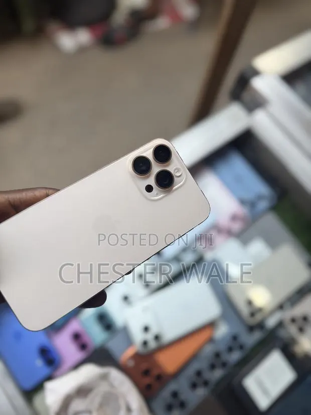 Apple iPhone 16 Pro Max 512 GB Gold · Photo 3