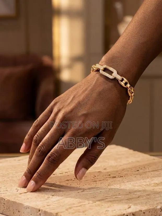 Golden Luxe Chain Bracelet · Photo 1