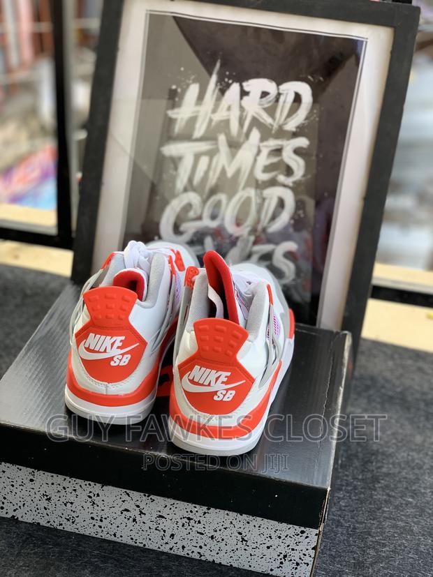 Jordan 4 Sb Red/White · Photo 3