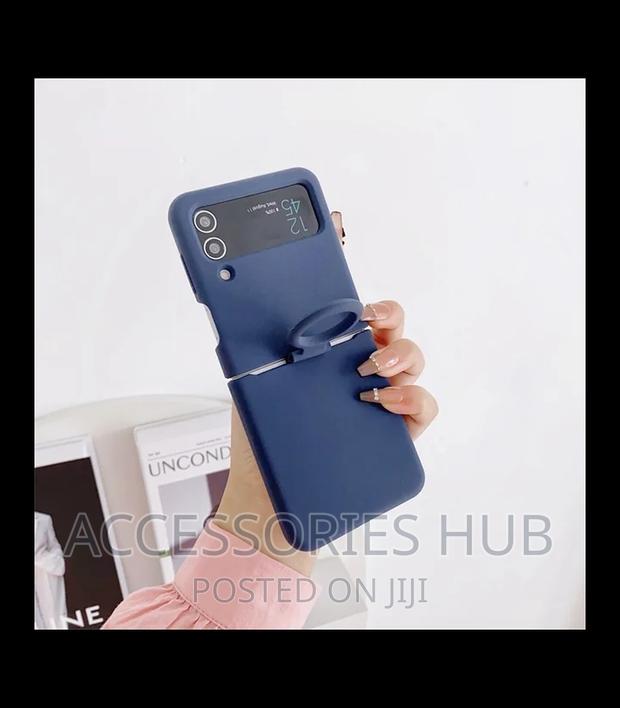 Z Flip 3 and Flip 4 Original Silicone Cases · Photo 2