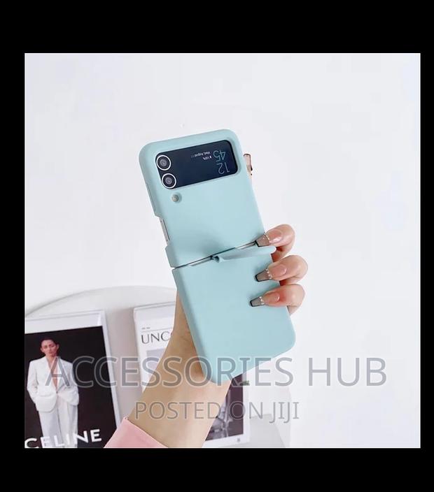 Z Flip 3 and Flip 4 Original Silicone Cases · Photo 3