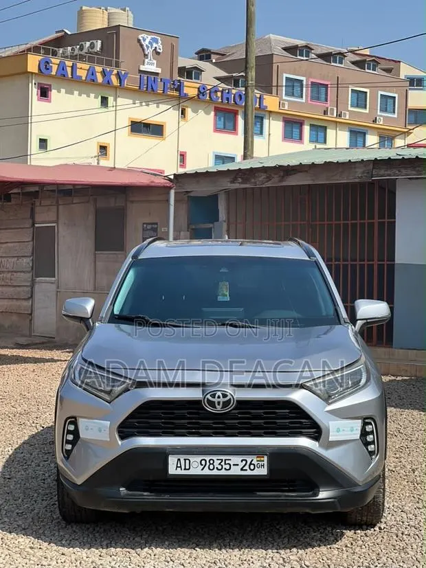 Toyota RAV4 XLE Premium AWD 2019 Silver · Photo 1