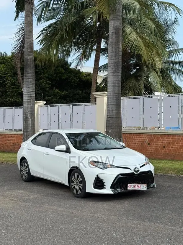Toyota Corolla LE (1.8L 4cyl 2A) 2018 White · Photo 1