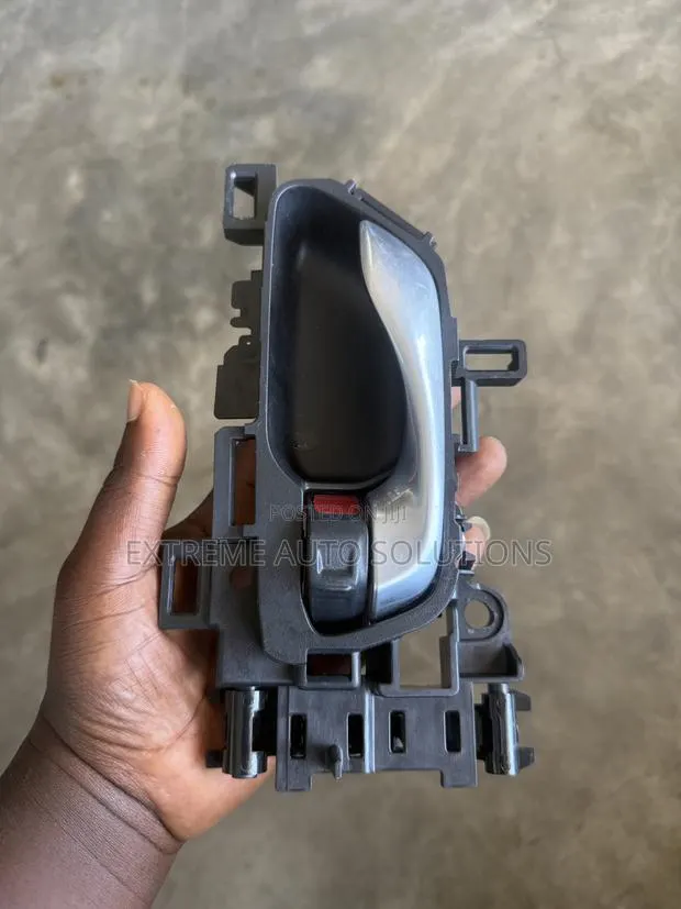 Honda CRV 25 Front Driver Side Door Interior Pull Handle · Photo 1