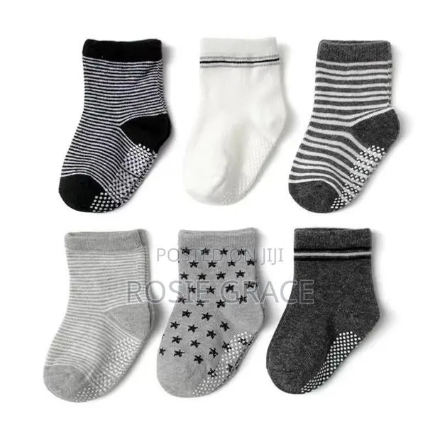3 Pair Anti-Slip Socks · Photo 1