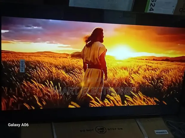 Samsung 43” Smart Television – Sharp Picture Smart Features · Photo 1
