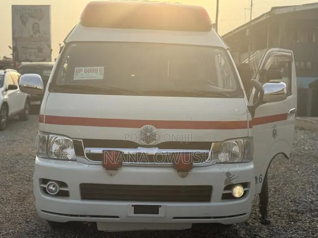 Toyota HiAce 2013 White · Photo 1