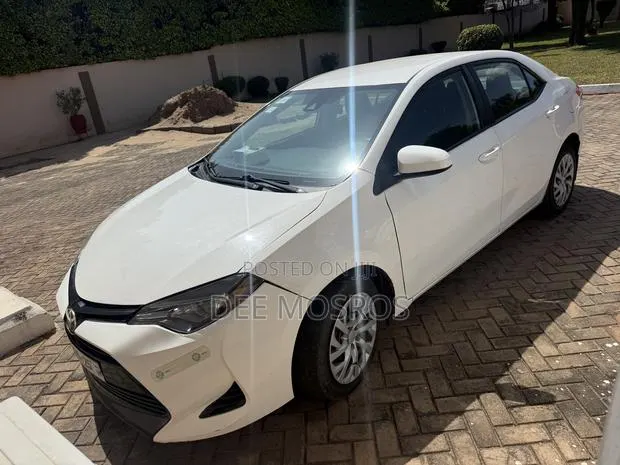 Toyota Corolla LE Eco (1.8L 4cyl 2A) 2019 White · Photo 1