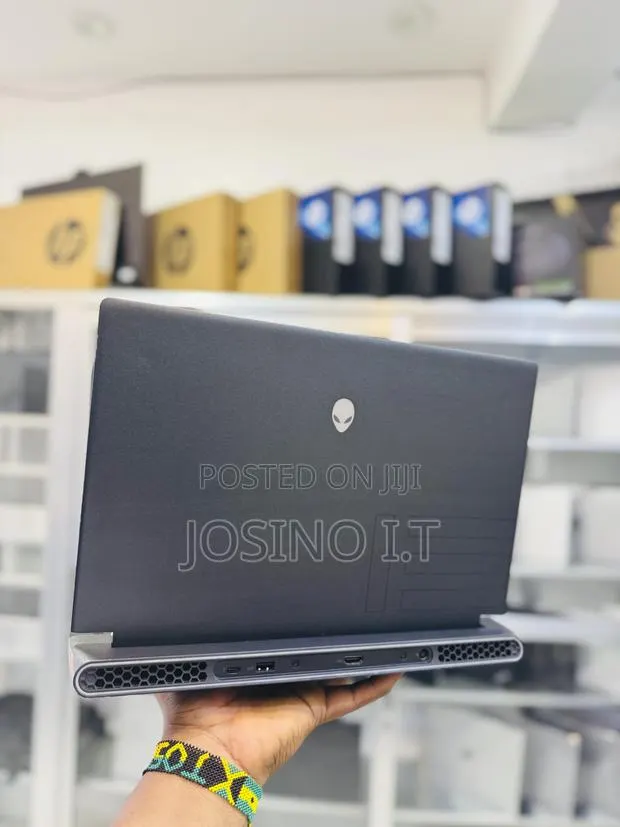 Laptop Alienware M15 R7 16GB Intel Core i7 SSD 1T · Photo 1