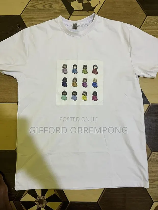 Round Necks With Your Customization · Photo 1