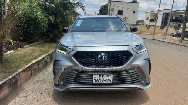 Toyota Highlander XSE 2021 Silver · Photo 1