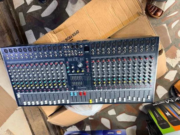 Yamaha SMX-2400 Professional 24-Channel Analog Mixer · Photo 1