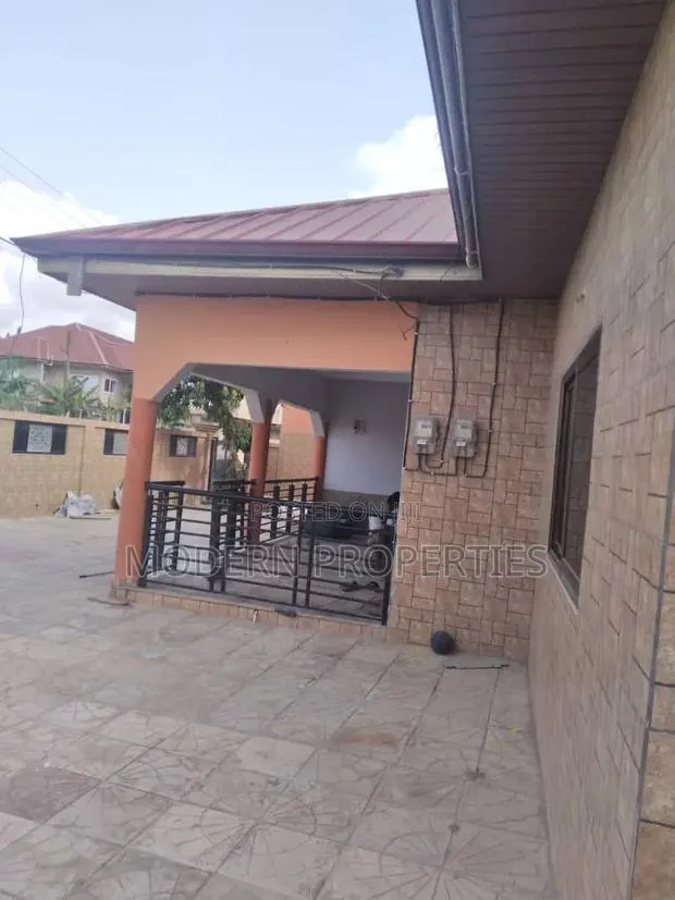 2bdrm Apartment in Modern Properties, Nsawam Adoagyiri Municipal · Photo 1