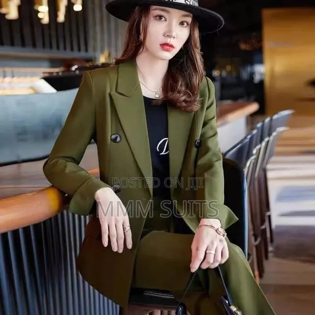 Quality 2-Piece Doublebreasted Ladies Trousers Suit and Belt in Green · Photo 1