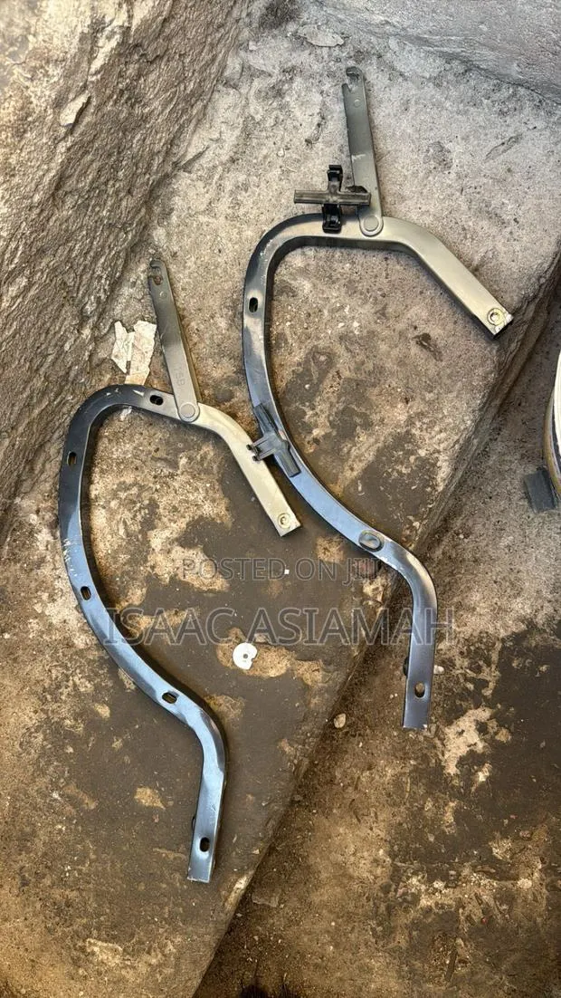 Corolla 2014,2015,2016,2017,2018,2019 Boot / Tailgate Hinges / Inches · Photo 1