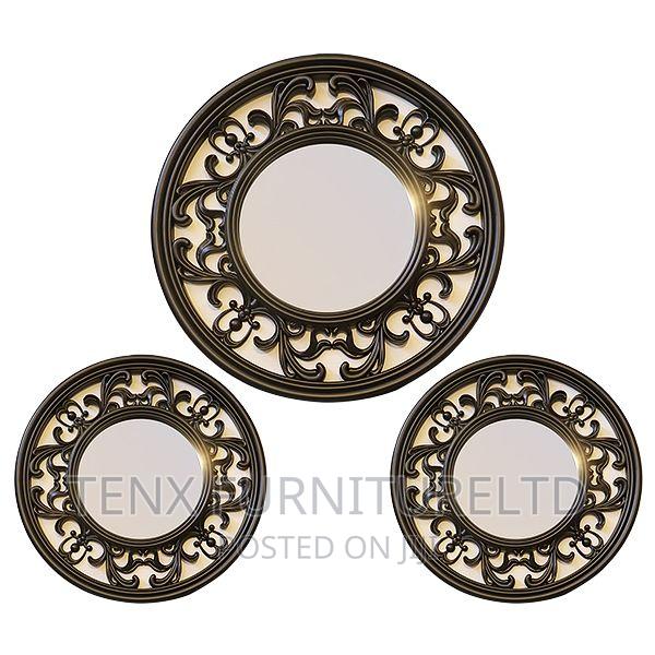 Round Shaped Hanging Mirror · Photo 1