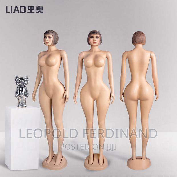 Curvy Full-Body Female Mannequin · Photo 1