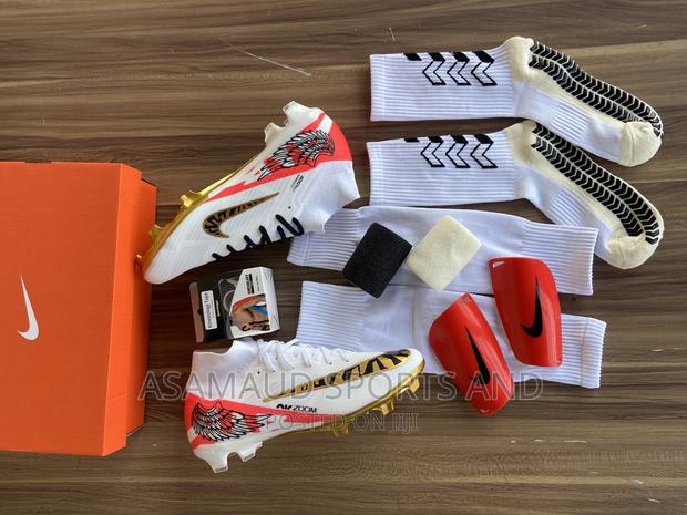 Original Set of Boot With Accessories at Cool Price · Photo 1