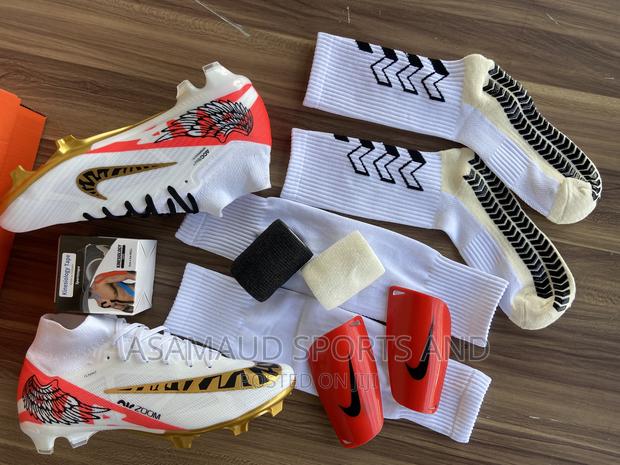 Original Set of Boot With Accessories at Cool Price · Photo 2