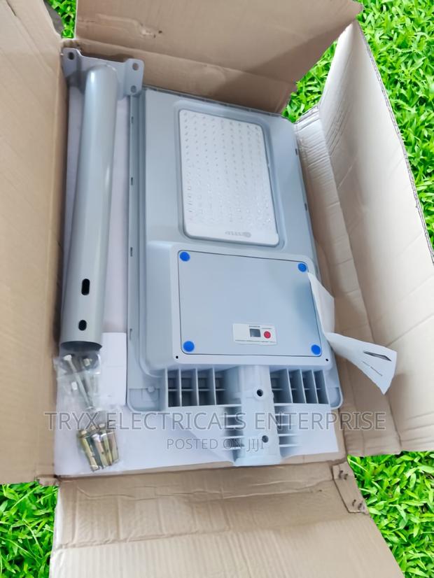 1000W Solar Street Light (Aurora Lens) · Photo 1