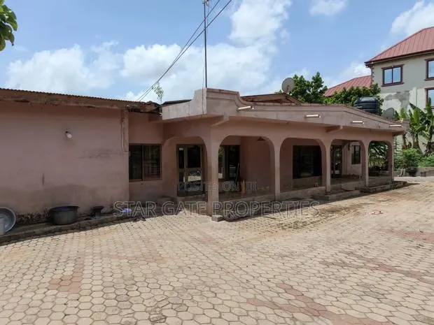 7bdrm House in Atonsu Esereso (, Kumasi Metropolitan for sale · Photo 1