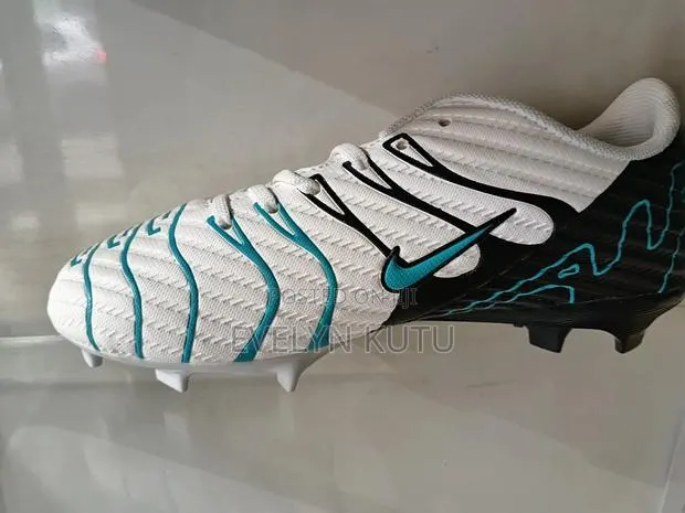 Children's Football Boot White and Black · Photo 1