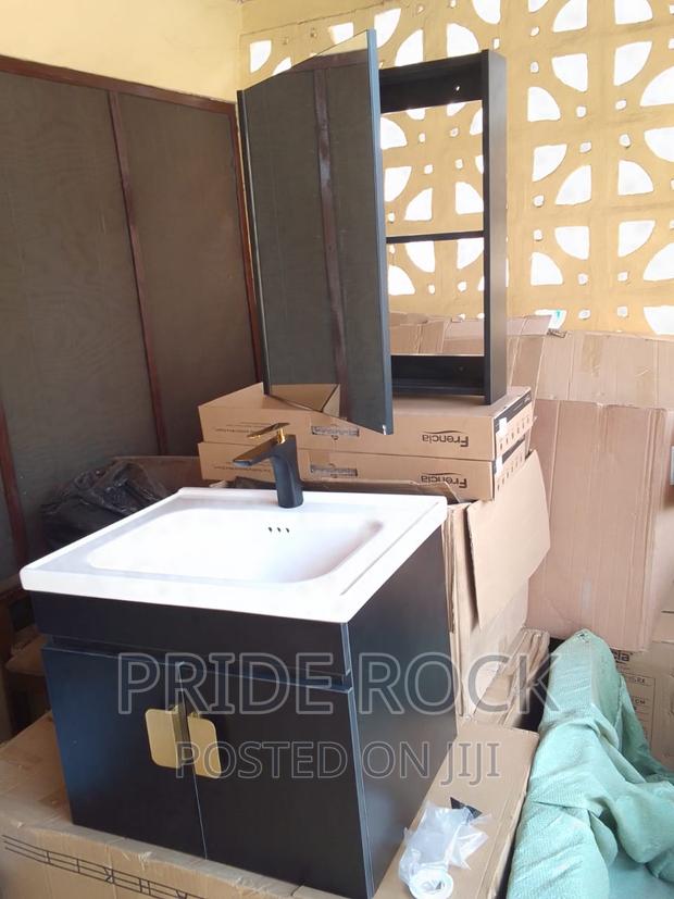 Executive Cabinet Basin With Mirror And Hot And Cold Tap · Photo 1