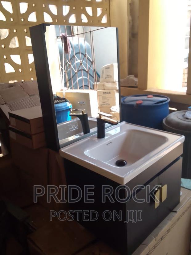 Executive Cabinet Basin With Mirror And Hot And Cold Tap · Photo 2