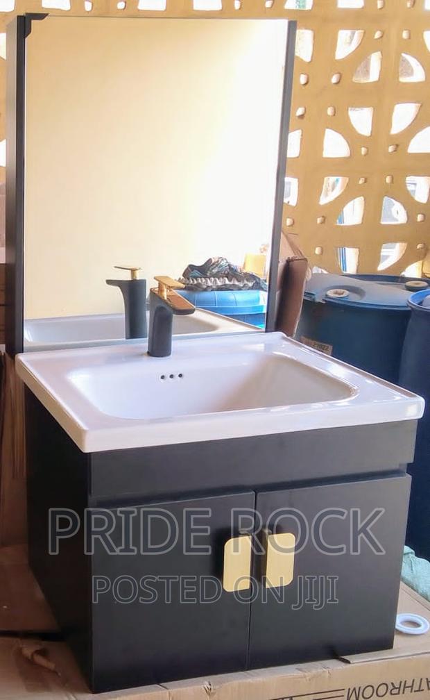 Executive Cabinet Basin With Mirror And Hot And Cold Tap · Photo 3